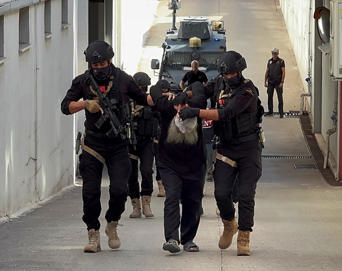 Adana'da terör örgütü DEAŞ'a yönelik operasyonda gözaltına alınan 19 şüpheliden 6’sı...