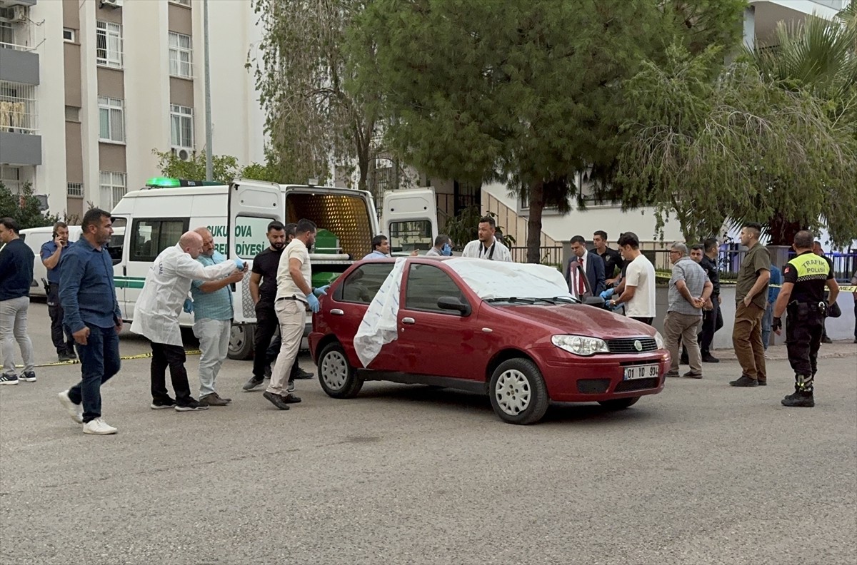 Adana'nın Çukurova ilçesinde bir kişi otomobilde ölü bulundu.