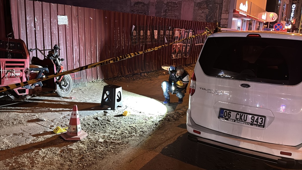 Adana'nın merkez Seyhan ilçesinde bir çay ocağına silahla ateş eden şüpheli, polis ekiplerince...