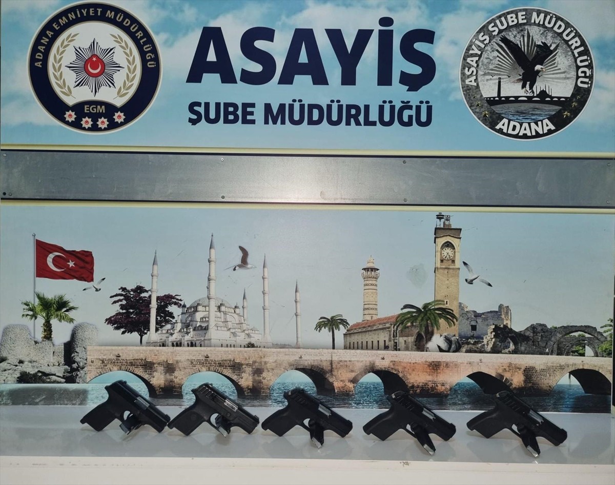 Adana'nın merkez Seyhan ilçesinde elindeki poşette 5 ruhsatsız tabanca bulunan zanlı...