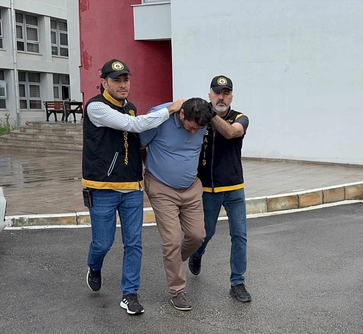 Adana'nın merkez Seyhan ilçesinde pastanenin girişine pimi çekilmemiş el bombası atılmasına...