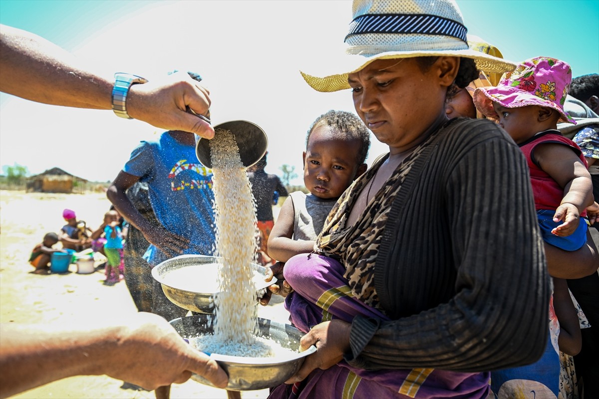 Adana merkezli Gönüllü Vesileler Yardımlaşma ve Dayanışma Derneği, Madagaskar'da ev inşası, süt...