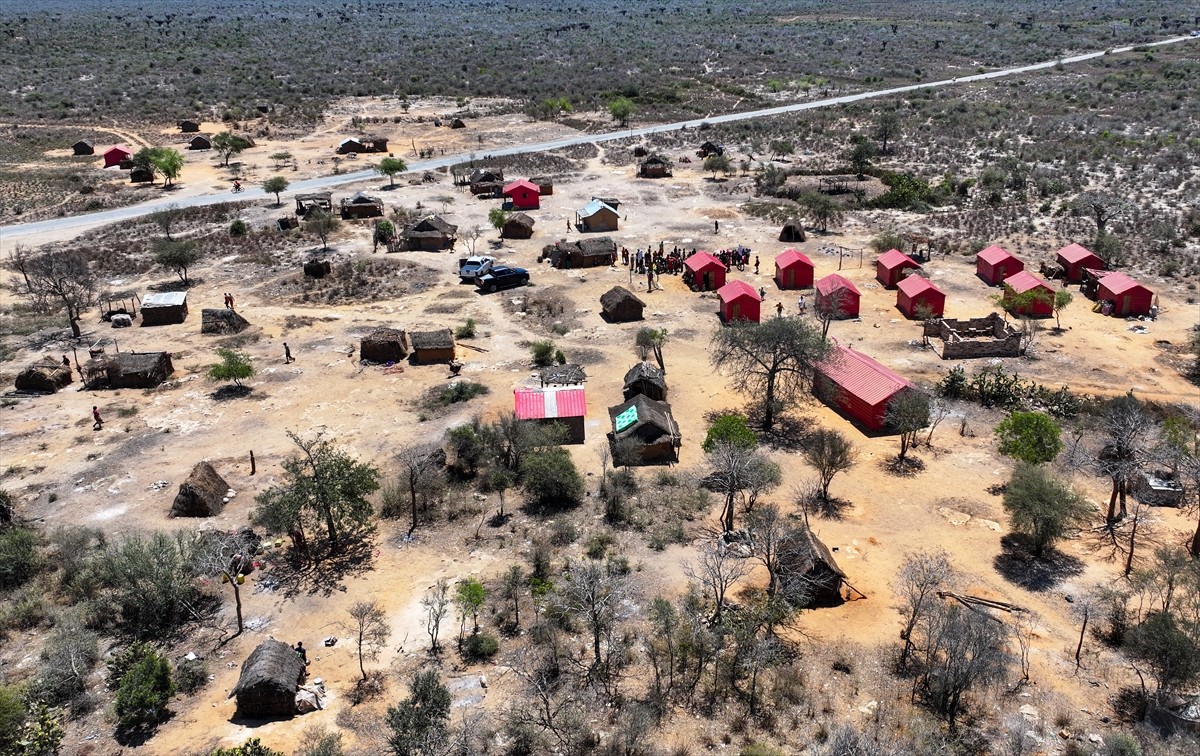 Adana merkezli Gönüllü Vesileler Yardımlaşma ve Dayanışma Derneği, Madagaskar'da ev inşası, süt...