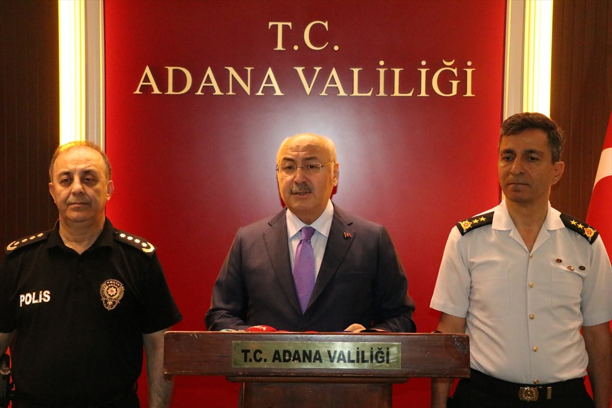 Adana Valisi Yavuz Selim Köşger (ortada), Valilikte düzenlenen "Asayiş ve Güvenlik Değerlendirme...