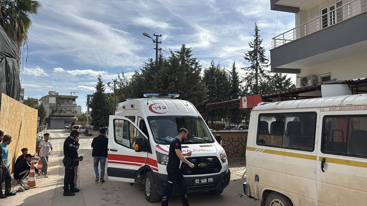 Adıyaman'da bir kişi, dini nikahlı eşini yaraladığı tabancayla intihar etti. İhbar üzerine bölgeye...