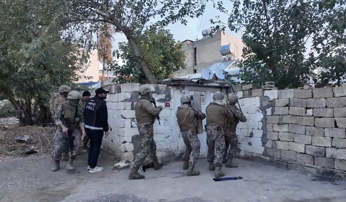 Adıyaman'da düzenlenen uyuşturucu operasyonunda gözaltına alınan 5 şüpheliden 4'ü...