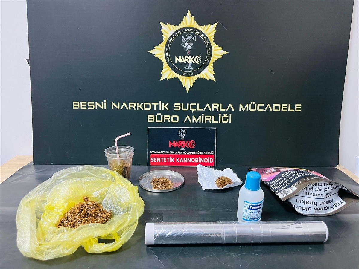 Adıyaman'ın Besni ilçesinde düzenlenen uyuşturucu operasyonunda gözaltına alınan 4 şüpheliden 3'ü...