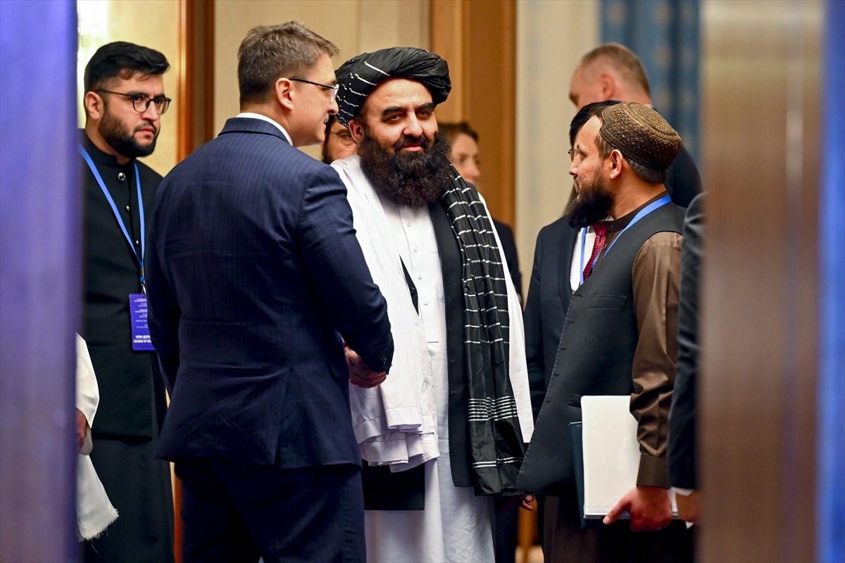 Afganistan yönetimi Dışişleri Bakan Vekili Emirhan Muttaki (sağ 2), Rusya'nın başkenti Moskova'da...