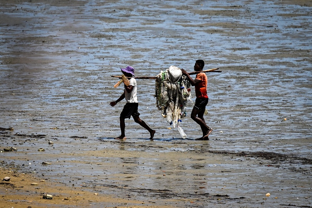 Afrika'nın Hint Okyanusu'ndaki ada ülkesi Madagaskar'ın Toliara şehrinde halkın büyük bölümü...
