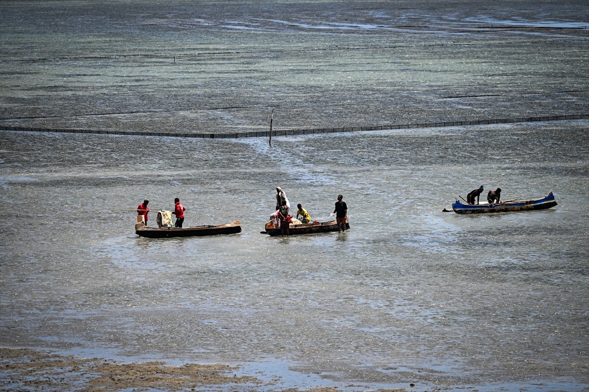 Afrika'nın Hint Okyanusu'ndaki ada ülkesi Madagaskar'ın Toliara şehrinde halkın büyük bölümü...
