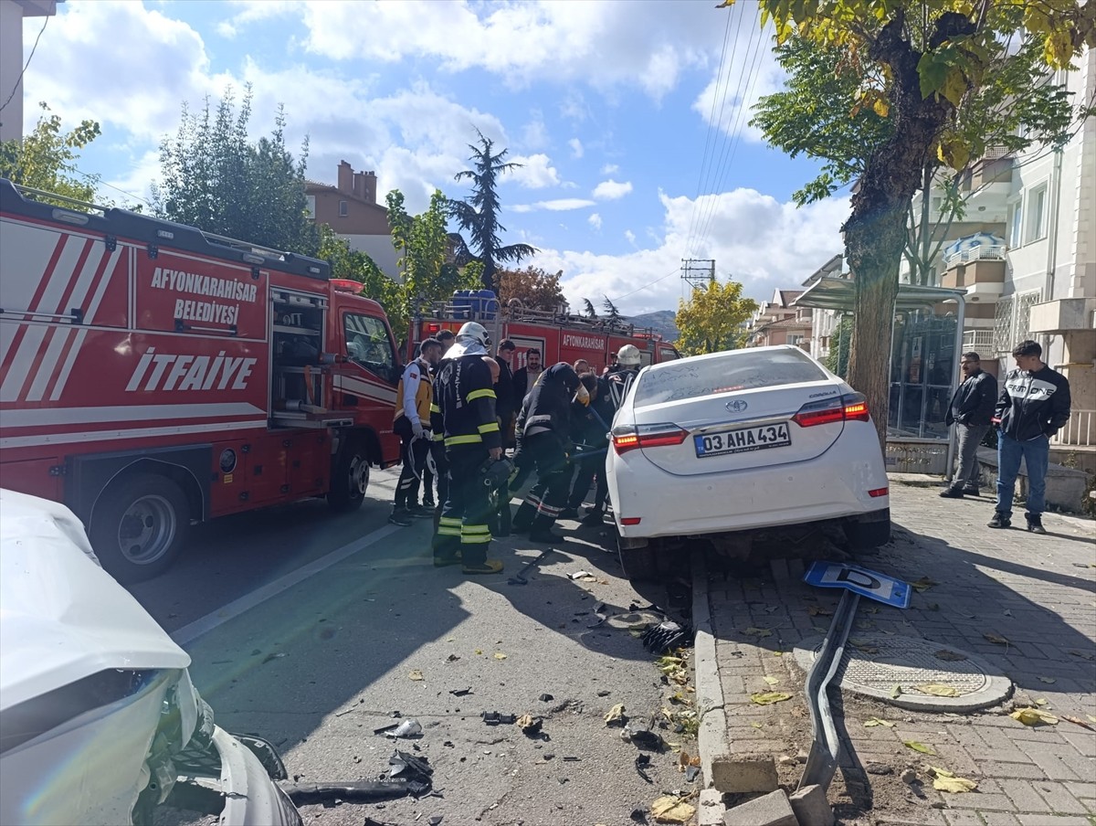 Afyonkarahisar'da iki otomobilin çarpışması sonucu 7 kişi yaralandı.
