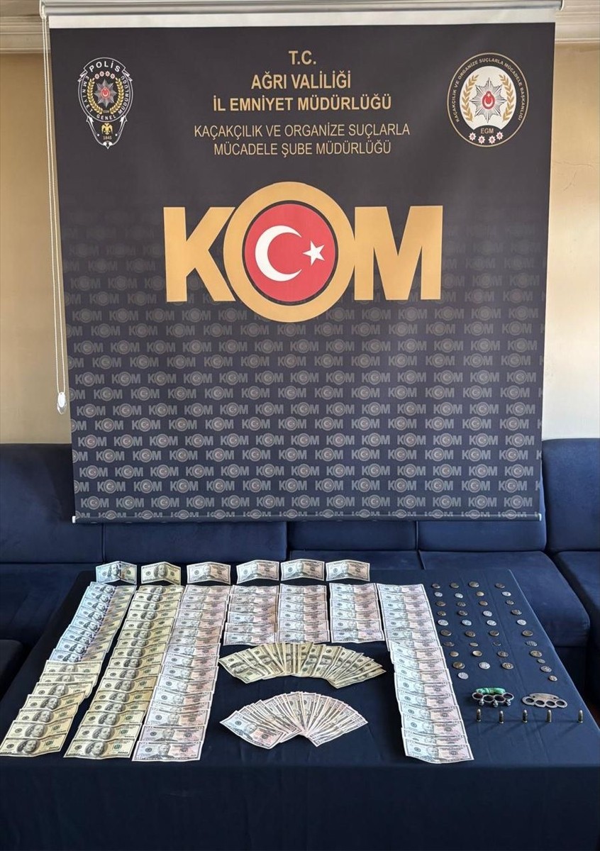 Ağrı'da evinde sahte 11 bin 800 ABD doları, farklı dönemlere ait olduğu değerlendirilen tarihi...
