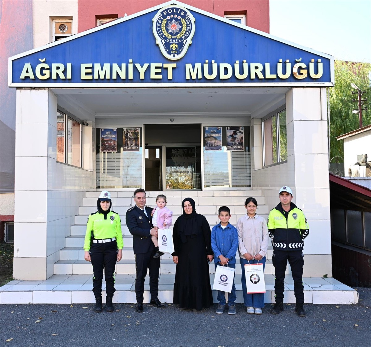 Ağrı'da, öğrenci Asmin Erdem Atatürk Anıtı'nı silerek çelenk üzerindeki ay-yıldızlı bayrağı öpüp...