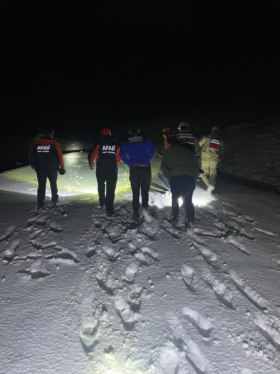 Ağrı'da yüksek rakımlı Balık Gölü'ne yakın bölgede araçları kara saplanan 2 kişi ekiplerce...