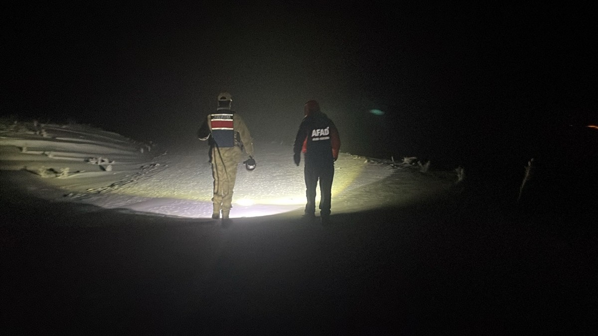 Ağrı'da yüksek rakımlı Balık Gölü'ne yakın bölgede araçları kara saplanan 2 kişi ekiplerce...