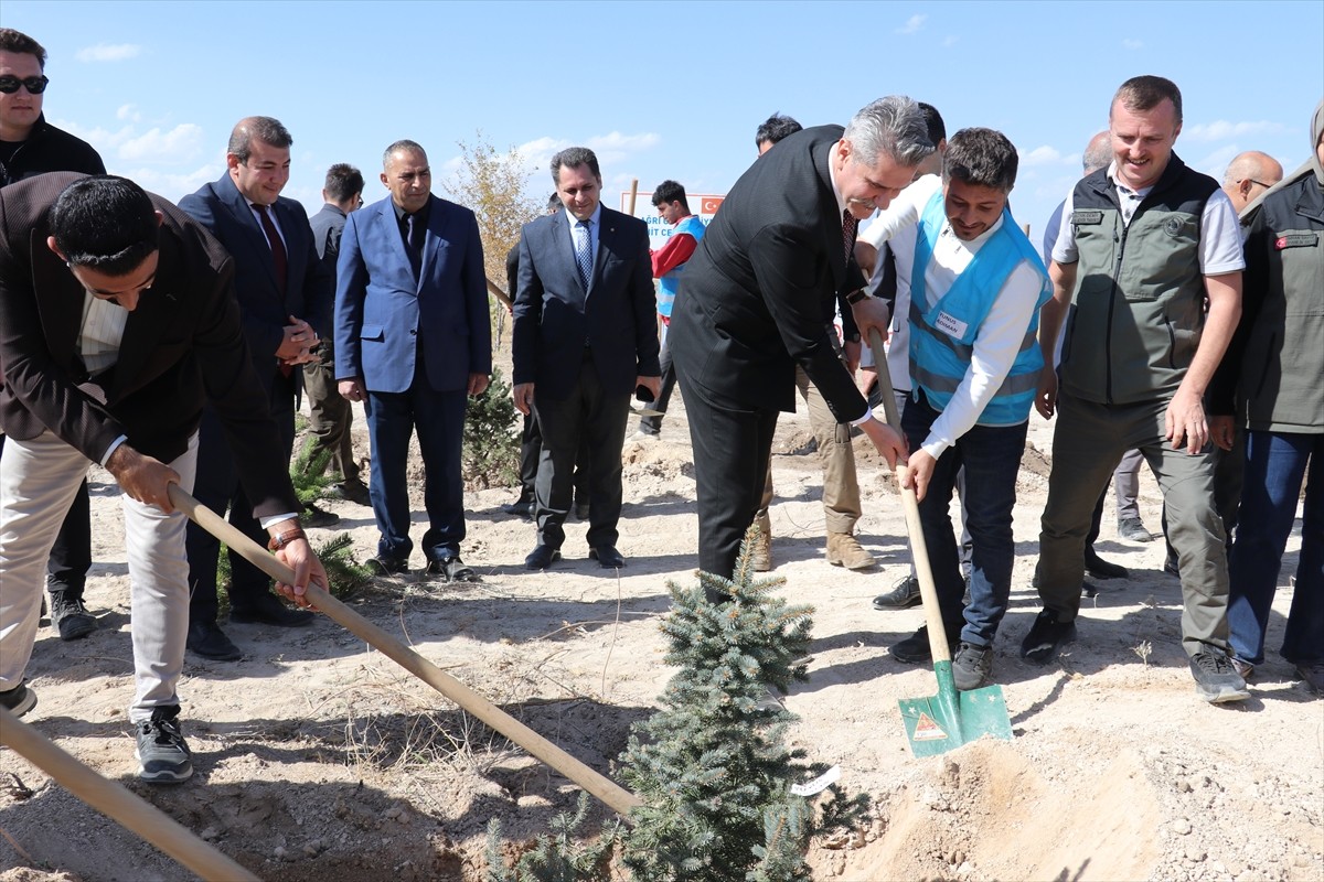 Ağrı'da yükümlüler, hayatlarında yeni bir başlangıcın simgesi olarak kendi adlarına fidan dikti....