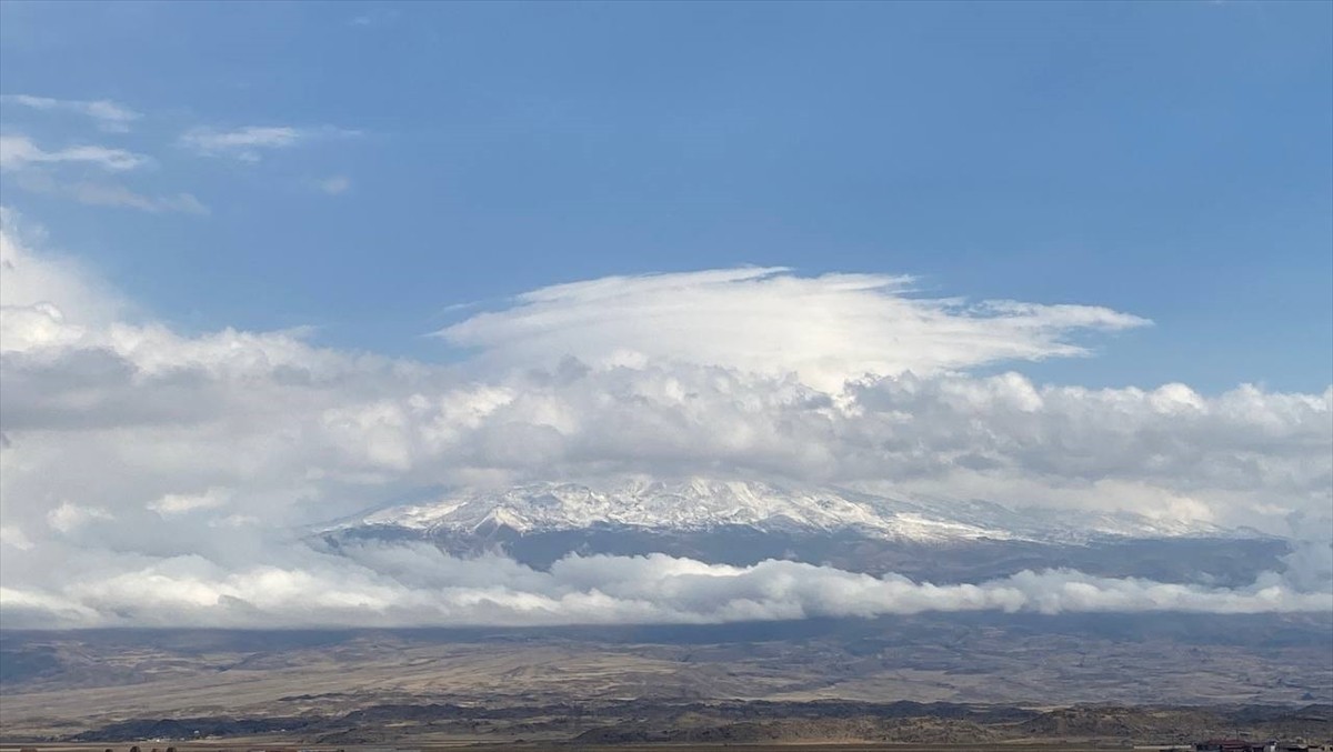 Ağrı'nın Doğubayazıt ilçesinde bulunan Türkiye'nin en yüksek dağı Ağrı, bölgede etkili olan kar...