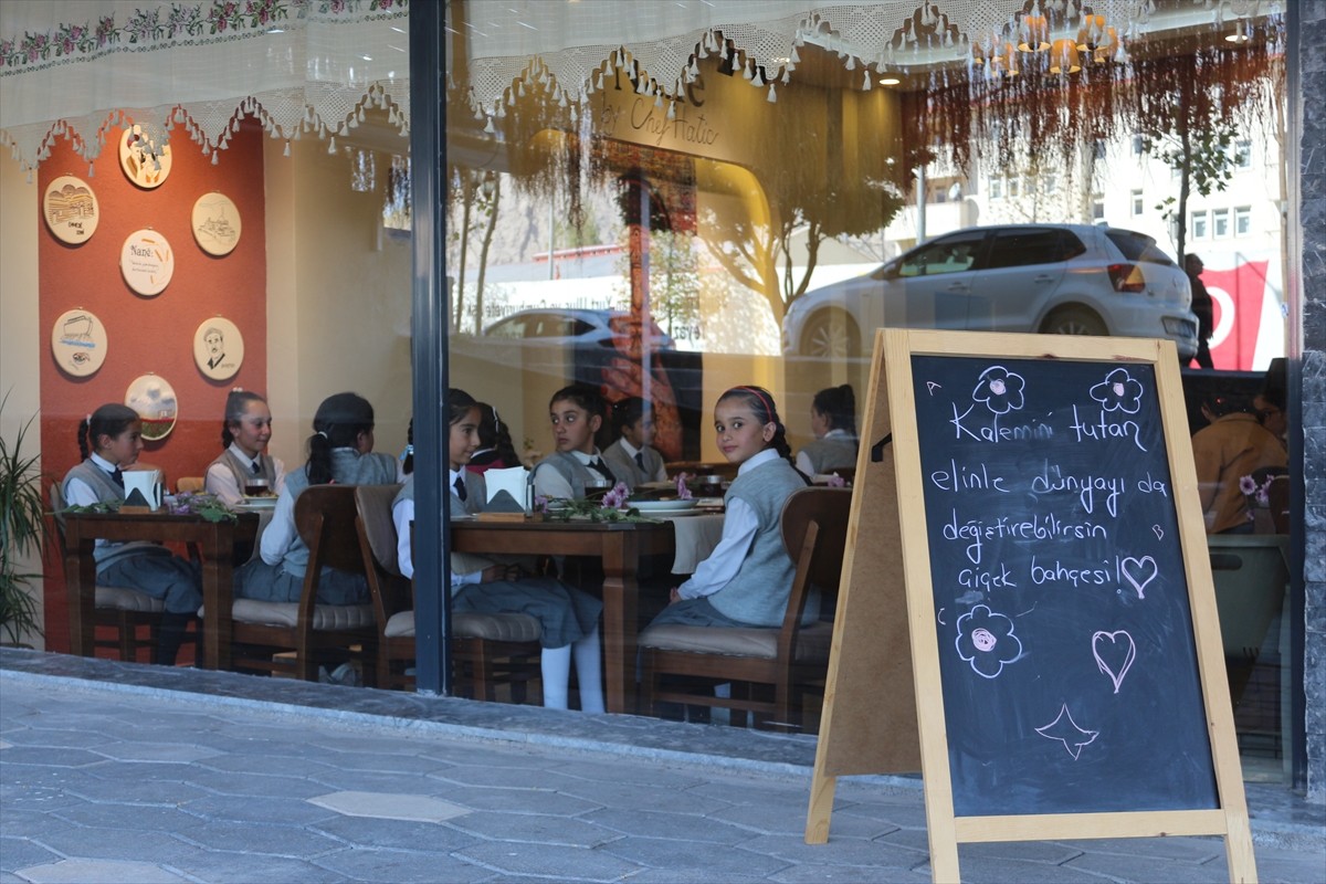 Ağrı'nın Doğubayazıt ilçesinde esnaflık yapan Hatice Sarıgül, 11 Ekim Dünya Kız Çocukları Günü...