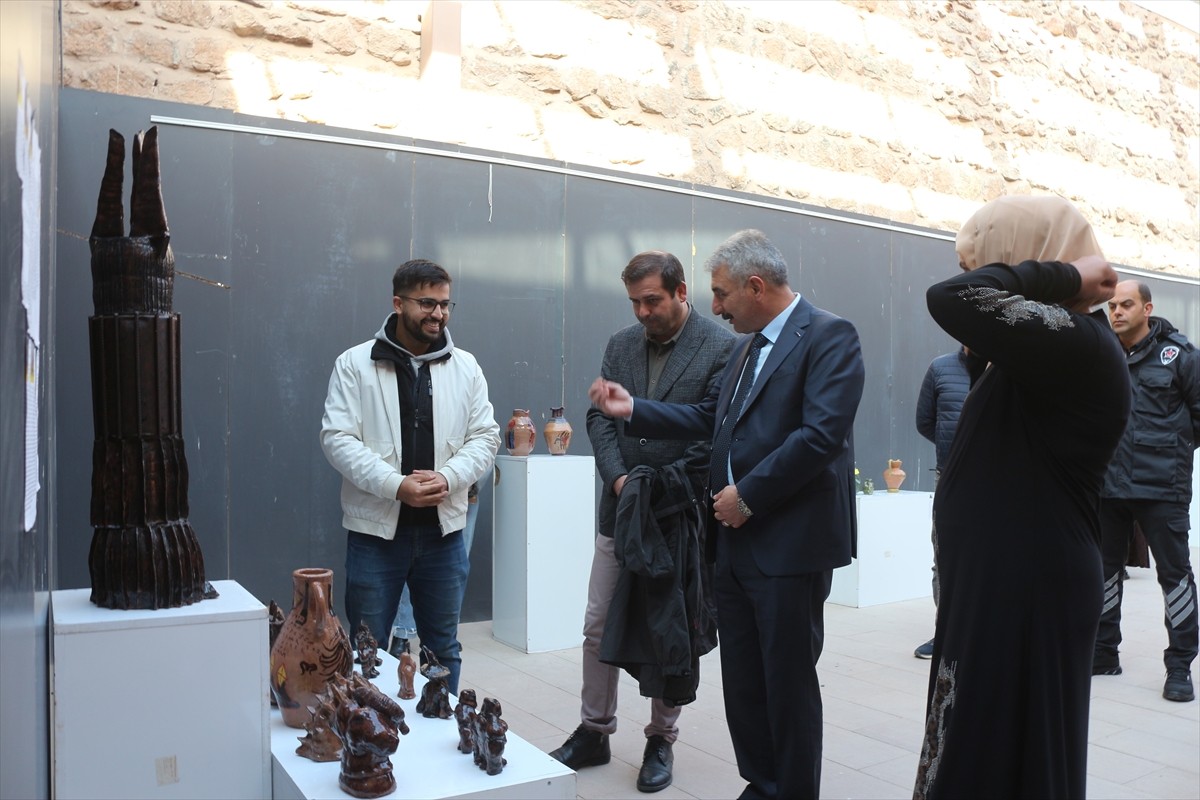 Ağrı'nın Doğubayazıt ilçesindeki İshak Paşa Sarayı'nda düzenlenen seramik sergisinin açılışı...