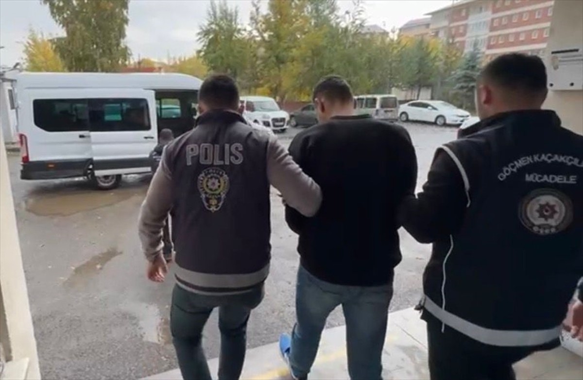 Ağrı ve Erzurum'da düzenlenen operasyonda göçmen kaçakçılığı yaptıkları iddiasıyla gözaltına...