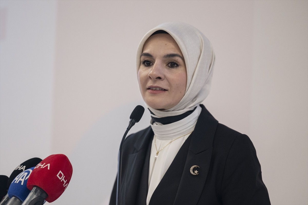 Aile ve Sosyal Hizmetler Bakanı Mahinur Özdemir Göktaş, bir otelde düzenlenen "Türkiye'de Bakım...