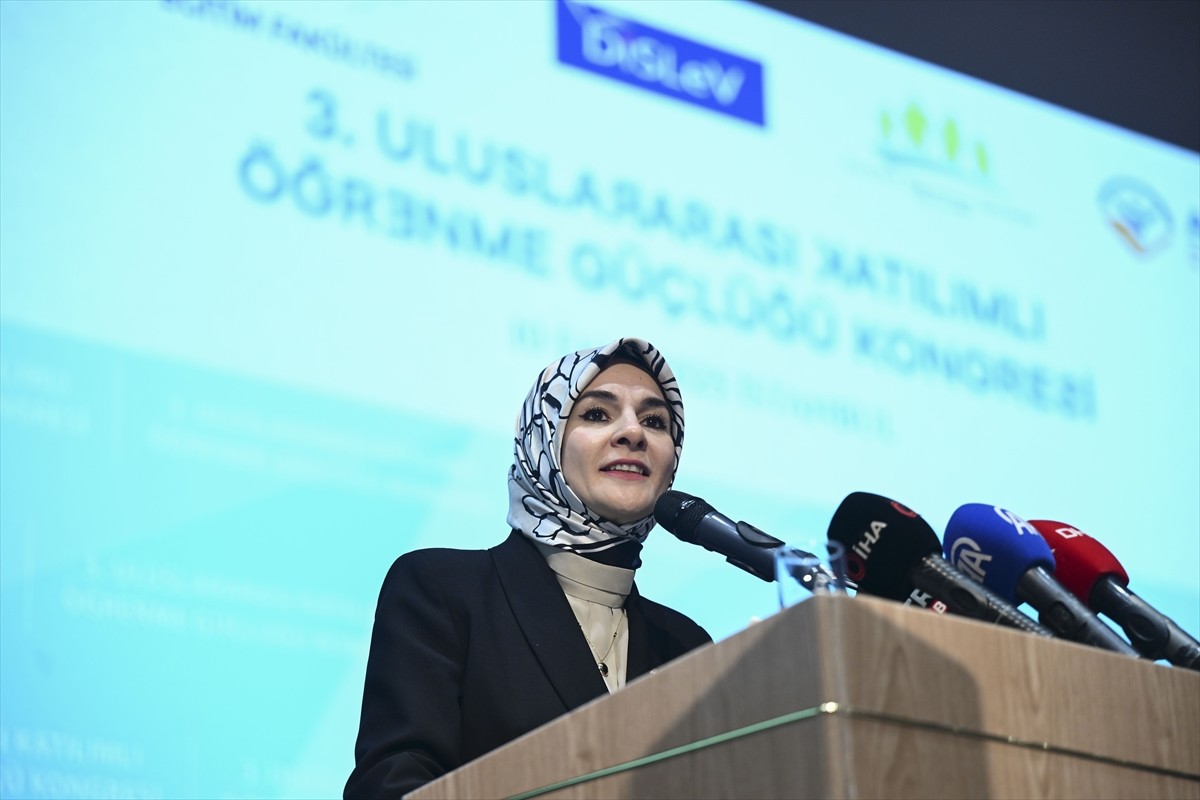  Aile ve Sosyal Hizmetler Bakanı Mahinur Özdemir Göktaş,  İstanbul Aydın Üniversitesi'nde...