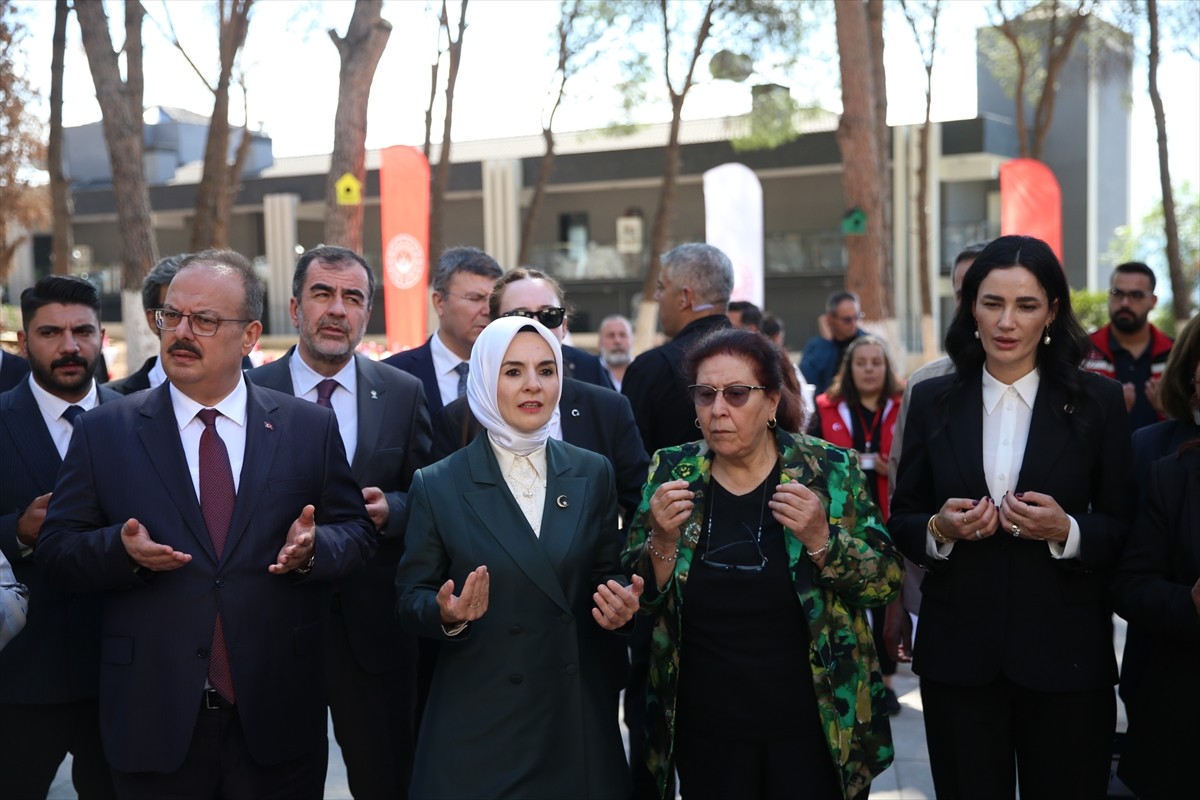 Aile ve Sosyal Hizmetler Bakanı Mahinur Özdemir Göktaş (sağ3), Aydın programı kapsamında çeşitli...