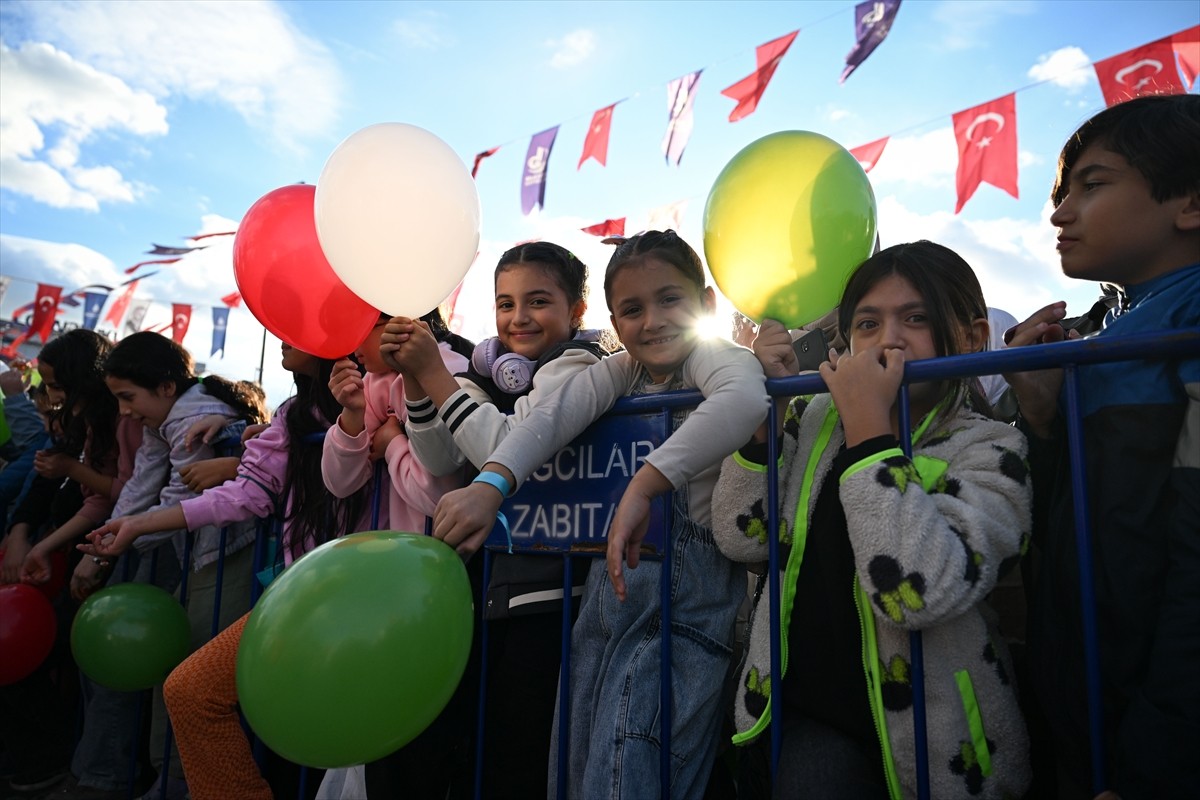 AK Parti Bağcılar Gençlik Kollarınca, 11 Ekim Dünya Kız Çocukları Günü dolayısıyla Gazze'deki kız...