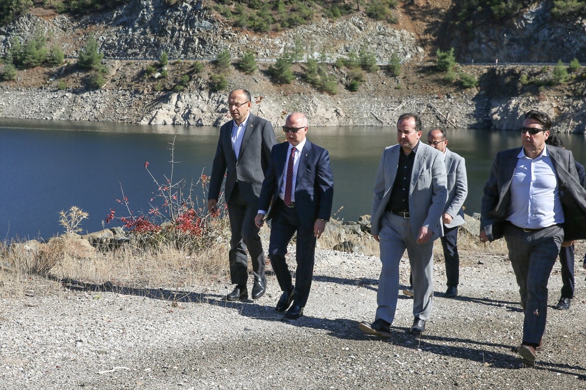 AK Parti Bursa İl Başkanı Davut Gürkan (ortada), Bursa Büyükşehir Belediyesi iştiraki Bursa Su ve...