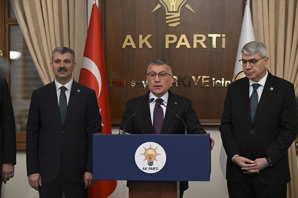 AK Parti Grup Başkanı Abdullah Güler, Meclis'te düzenlediği basın toplantısında Vergi Kanunları...