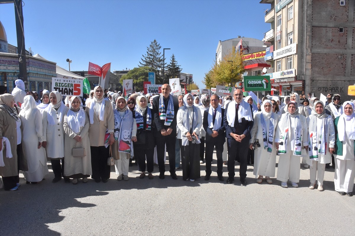AK Parti Van Kadın Kolları Başkanlıklarınca, İsrail'in Gazze'ye yönelik saldırılarını tepki...