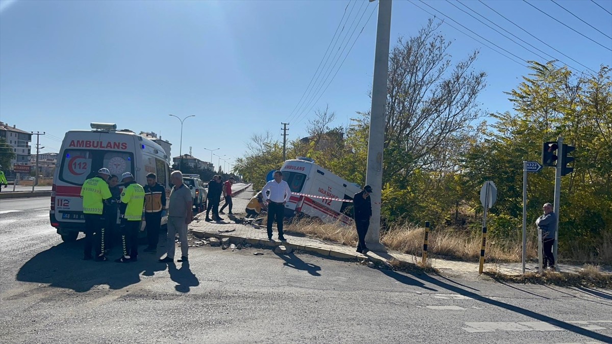 Aksaray'da hasta taşıyan ambulans ile otomobilin çarpışması sonucu 4 kişi yaralandı.