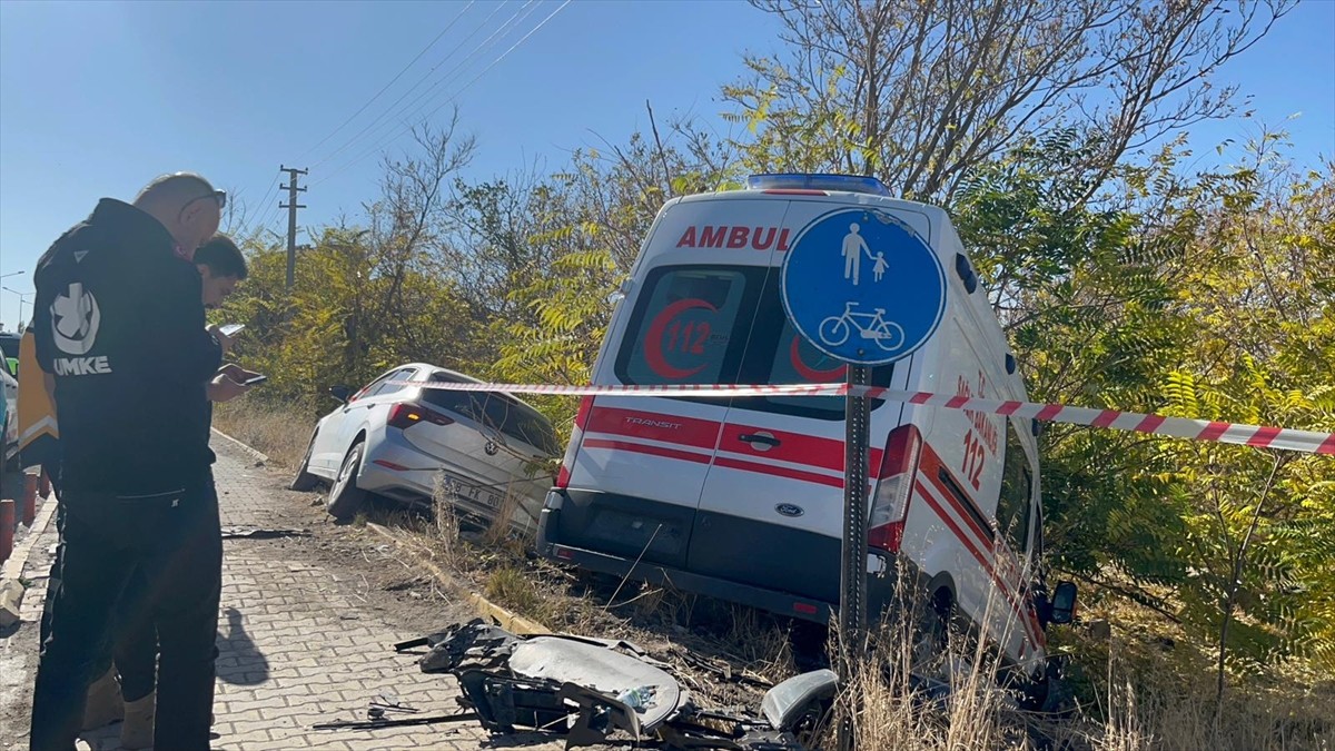 Aksaray'da hasta taşıyan ambulans ile otomobilin çarpışması sonucu 4 kişi yaralandı.