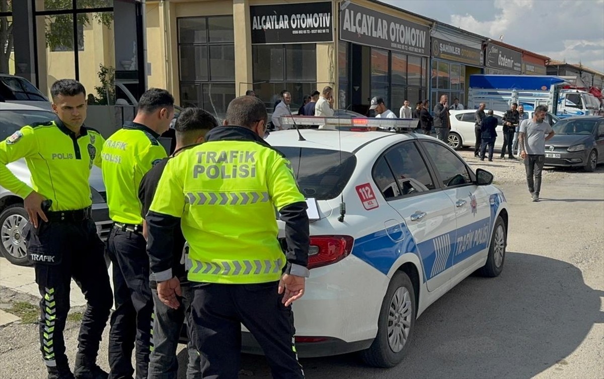 Aksaray'da polisin "dur" ihtarına uymayan çocuk sürücü, kovalamaca sonrası yakalandı.