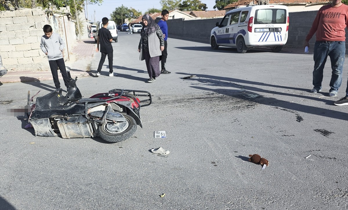 Aksaray'ın Eskil ilçesinde, panelvanla çarpışan motosikletteki 2'si çocuk 3 kişi yaralandı.