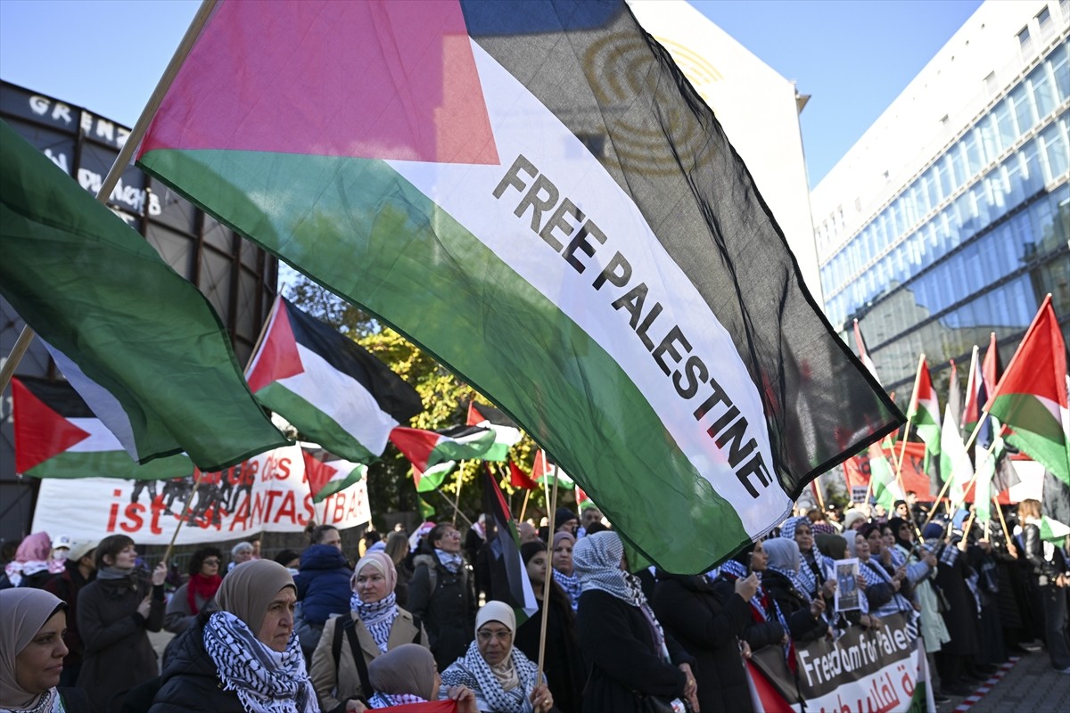 Almanya'nın başkenti Berlin'de Filistin'e destek amacıyla gösteri düzenlendi. Berlin'in Mitte...