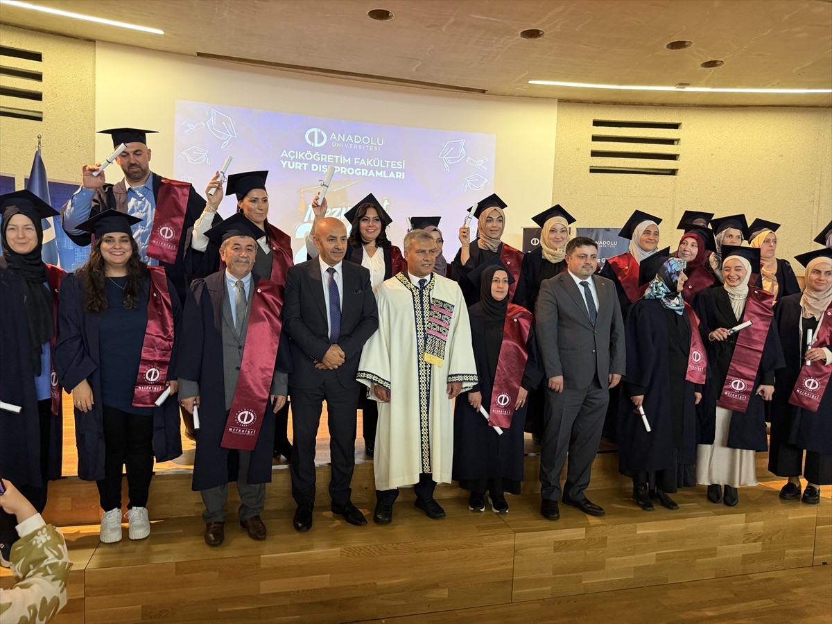 Almanya'nın Köln kentinde, Anadolu Üniversitesi (AÜ) Batı Avrupa Programlarından mezun olanlara...