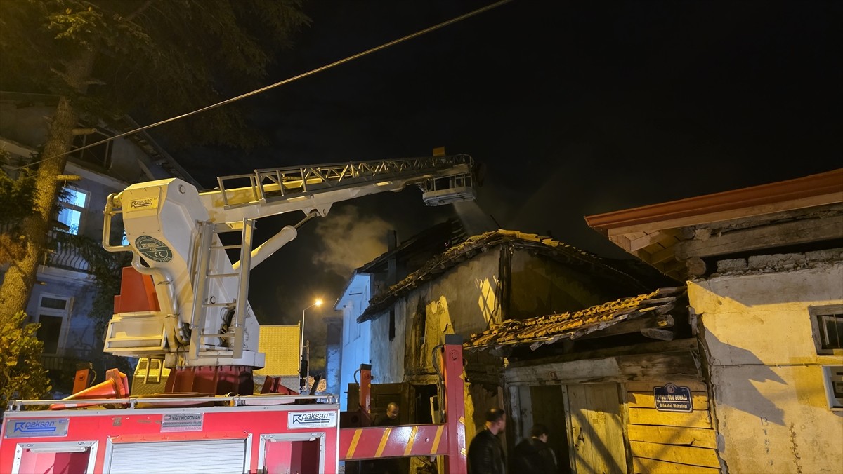 Amasya'nın Gümüşhacıköy ilçesinde çıkan yangında 2 ev zarar gördü.