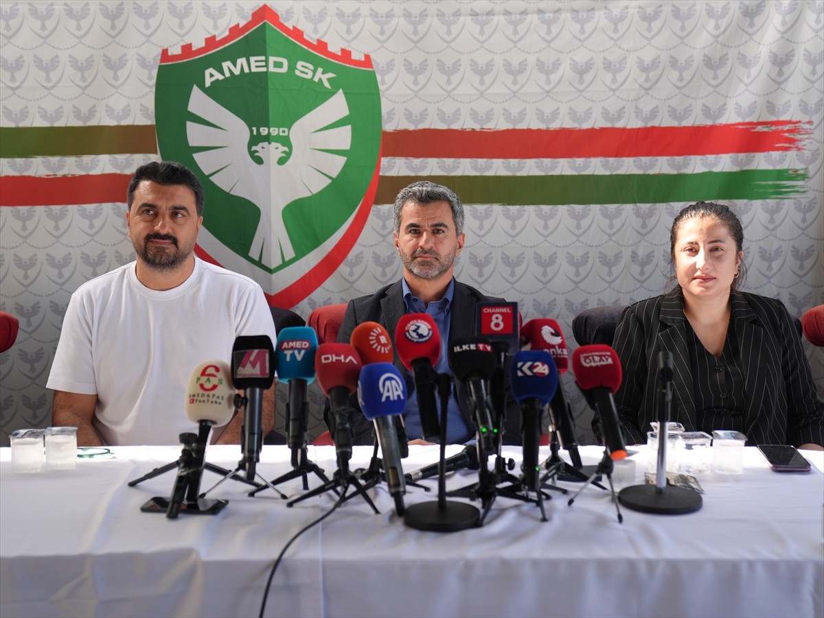 Amed Sportif Faaliyetler Kulübü Başkanı Nahit Eren (ortada), kulübün yönetim kurulu üyeleri ve...