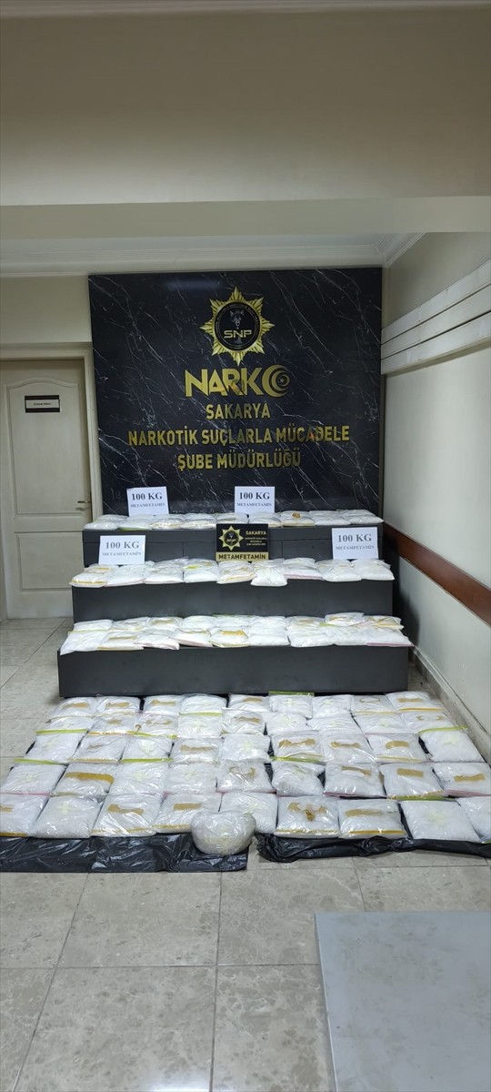 Anadolu Otoyolu'nun Sakarya kesiminde durdurulan bir araçta 100 kilogram sentetik uyuşturucu ele...