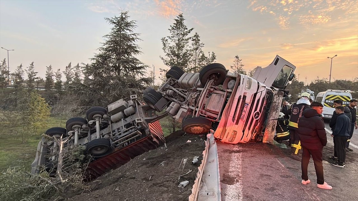 Anadolu Otoyolu Gebze gişeleri bağlantı yolunda konteyner yüklü tırın devrilmesi sonucu sürücü...