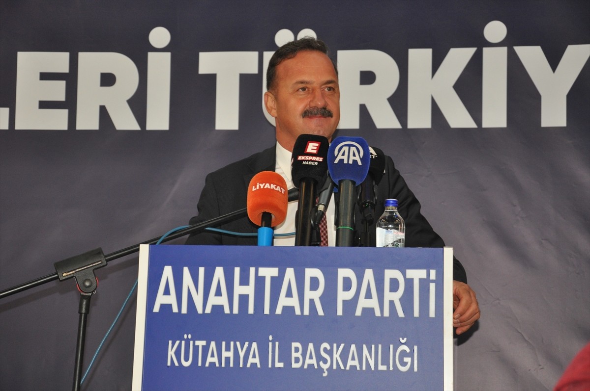 Anahtar Parti Genel Başkanı Yavuz Ağıralioğlu, Kütahya’da bir davet salonunda düzenlenen Halk...