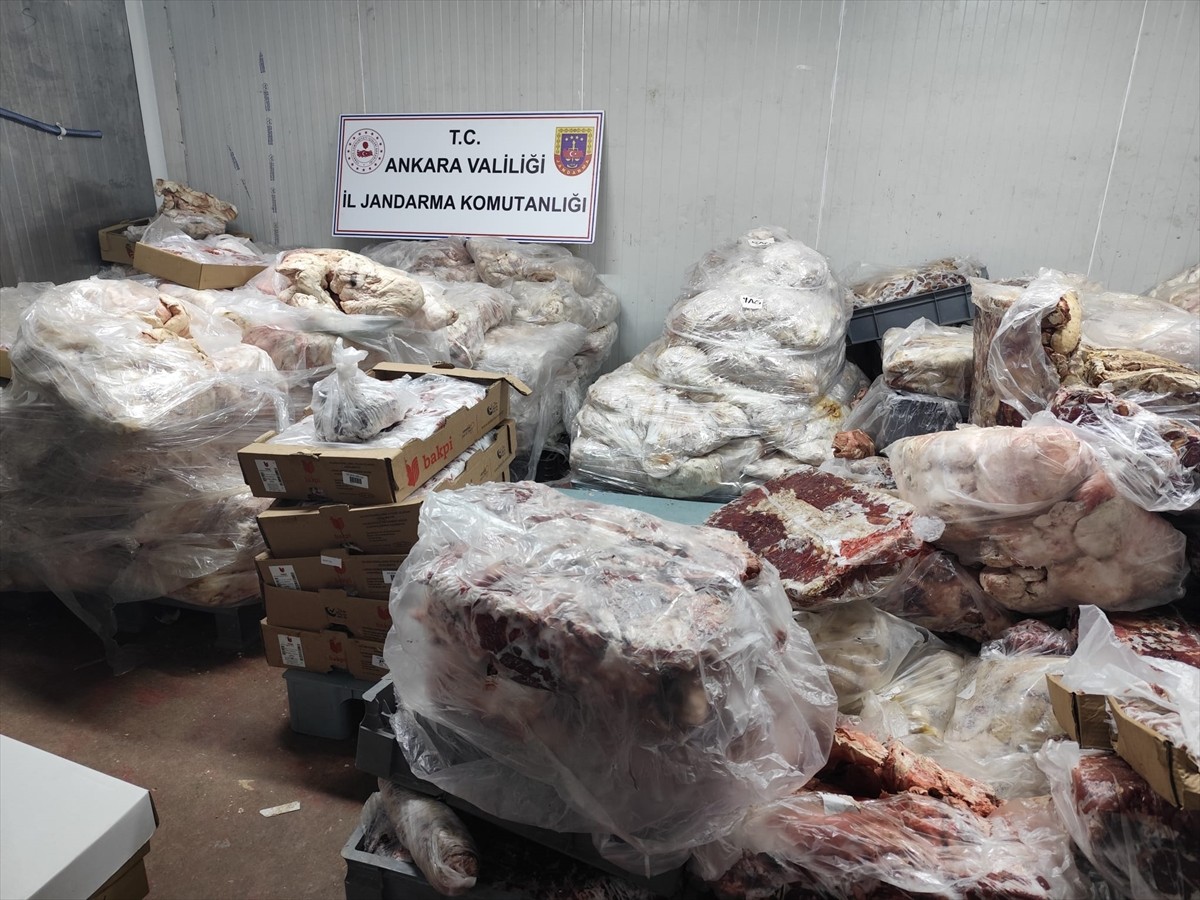 Ankara'da bozuk gıda üretimi ve satışı yapılan 3 iş yerinde piyasa değeri yaklaşık 15 milyon 500...