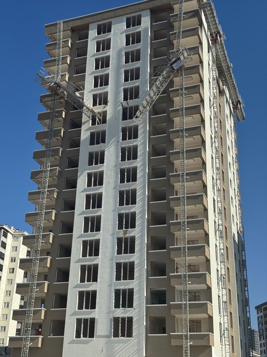 Ankara'nın Mamak ilçesinde bir inşaatın 12'nci katındaki yük asansöründen düşen 2 işçi hayatını...