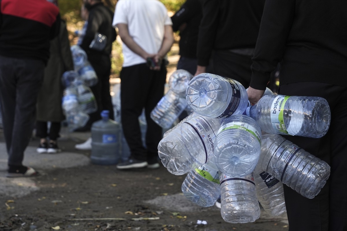 Ankara'nın Mamak ilçesinde yaşanan su kesintisi nedeniyle vatandaşlar çevrede bulunan çeşmelerden...