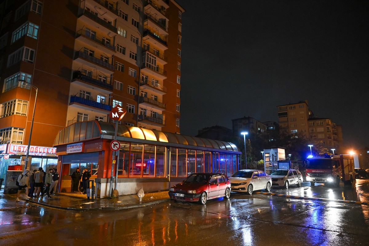Ankara'nın Yenimahalle ilçesindeki Demetevler Metro istasyonunda yükselen dumanlar paniğe neden...