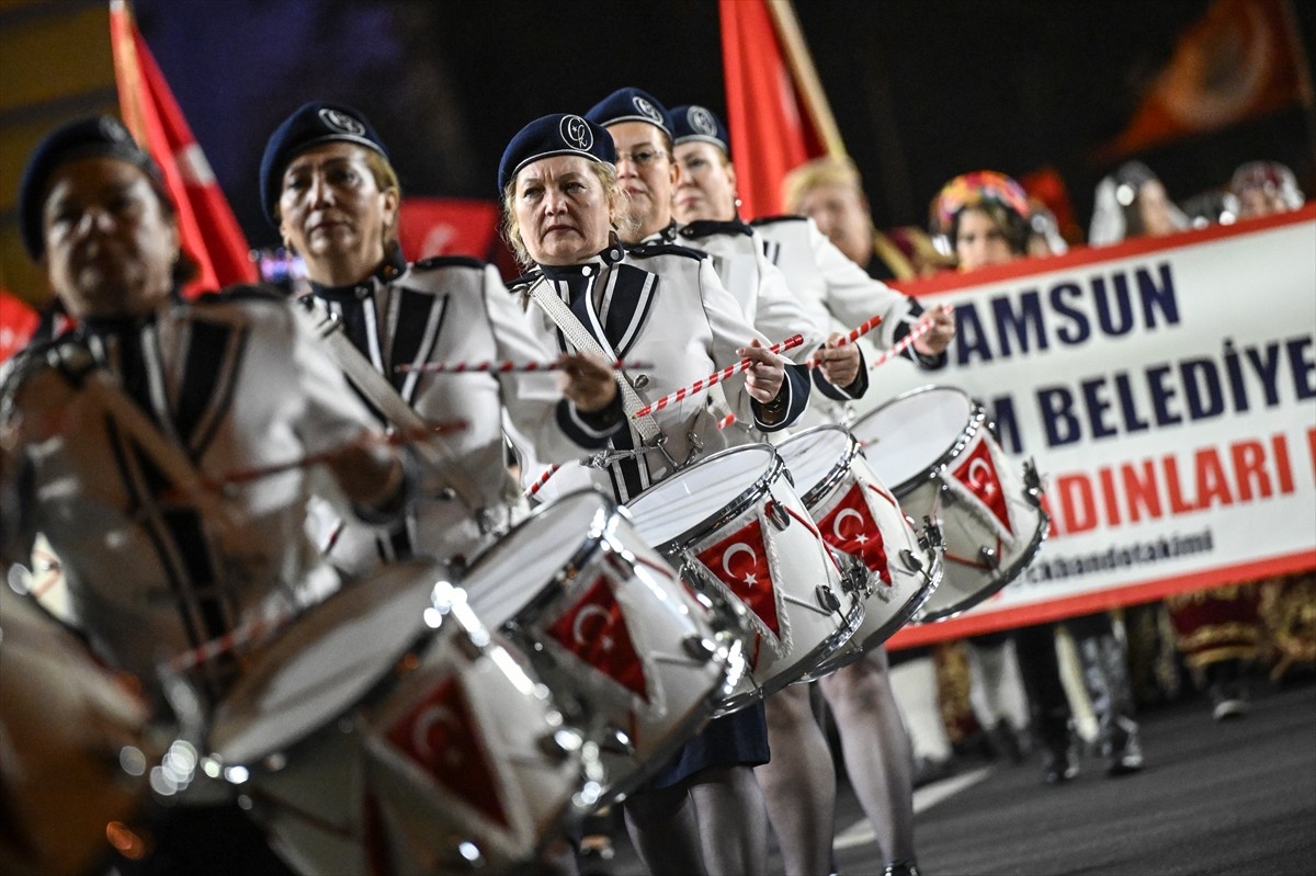 Ankara Büyükşehir Belediyesince (ABB), 29 Ekim Cumhuriyet Bayramı dolayısıyla fener alayı...
