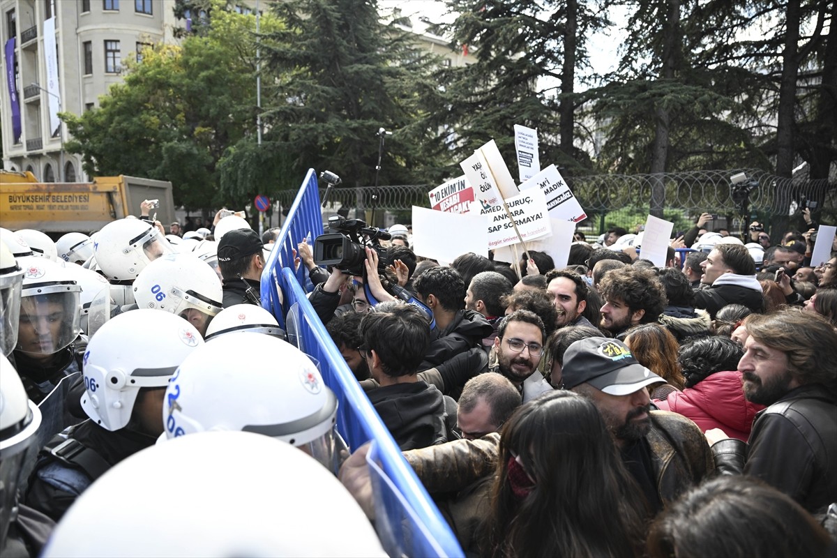 Ankara Garı önünde, 10 Ekim 2015'te terör örgütü DEAŞ mensubu iki canlı bombanın gerçekleştirdiği...