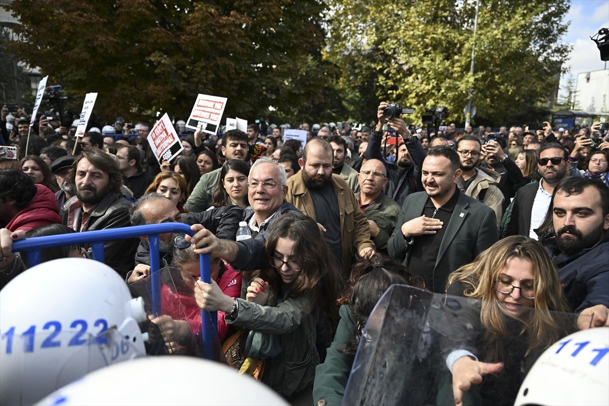 Ankara Garı önünde, 10 Ekim 2015'te terör örgütü DEAŞ mensubu iki canlı bombanın gerçekleştirdiği...