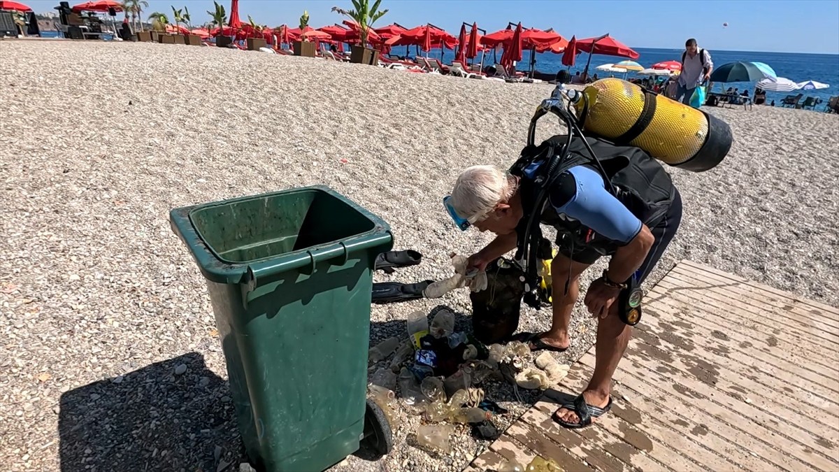 Antalya'da Akdeniz Üniversitesi Su Ürünleri Fakültesi Öğretim Üyesi Prof. Dr. Mehmet Gökoğlu...